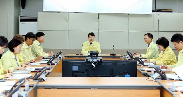사진) 전문학 서구청장이 8일 구청 재난안전상황실에서)