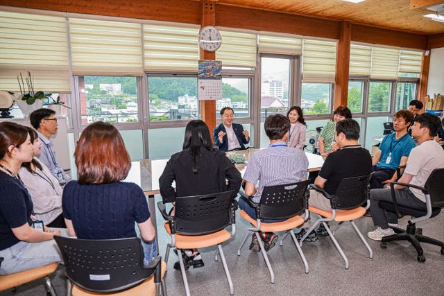 유명현 산청군수 부서 순회 방문 (1)