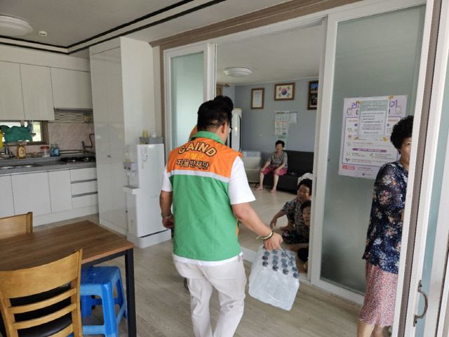 아산면_자율방재단 생수 배부