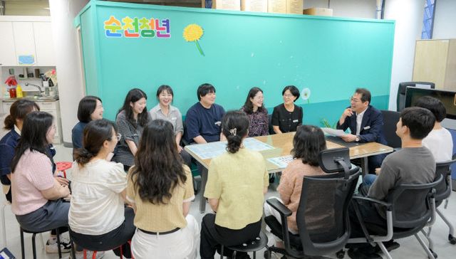 사본 -2.손훈모 시장이 청년직원들과 소통하는 모습