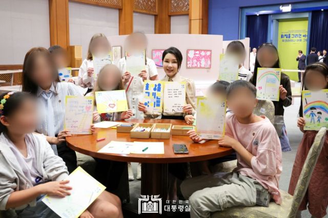 ‘김건희 기획’ 우크라 그림전에 민망한 자화자찬 영상 ‘김건희 기획’ 우크라 그림전에 민망한 자화자찬 영상