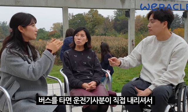 한국에서 휠체어탄 사람이 엘레베이터를 탈때 시민들 반응 | 인스티즈 한국에서 휠체어 탄 사람이 엘레베이터를 탈 때 시민들 반응 ㄷㄷ.JPG