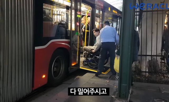 한국에서 휠체어탄 사람이 엘레베이터를 탈때 시민들 반응 | 인스티즈 한국에서 휠체어 탄 사람이 엘레베이터를 탈 때 시민들 반응 ㄷㄷ.JPG