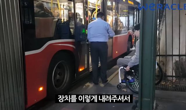 한국에서 휠체어탄 사람이 엘레베이터를 탈때 시민들 반응 | 인스티즈 한국에서 휠체어 탄 사람이 엘레베이터를 탈 때 시민들 반응 ㄷㄷ.JPG