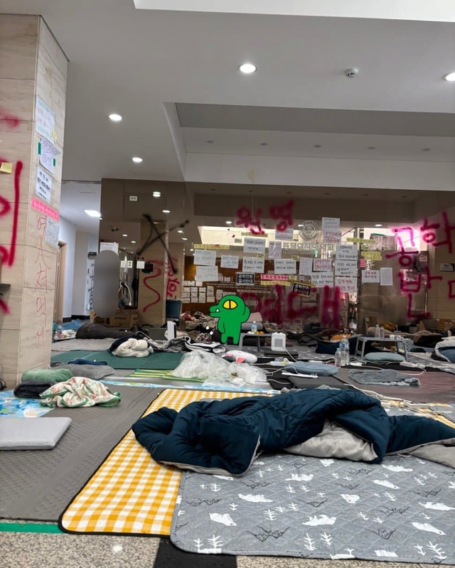 image.png 이와중에 처음 공개된 동덕여대 본관 내부 사진 ㄷㄷ.jpg