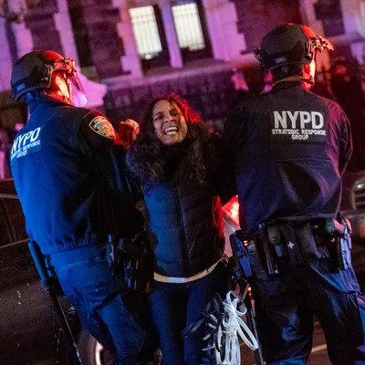 726c805d0c9dfb5c44041a25883280e1bf-student-arrests.rsquare.w400.webp.ren.jpg 학생 시위에 외부 세력 개입이 들어갔을때 미국 대학 대응.jpg