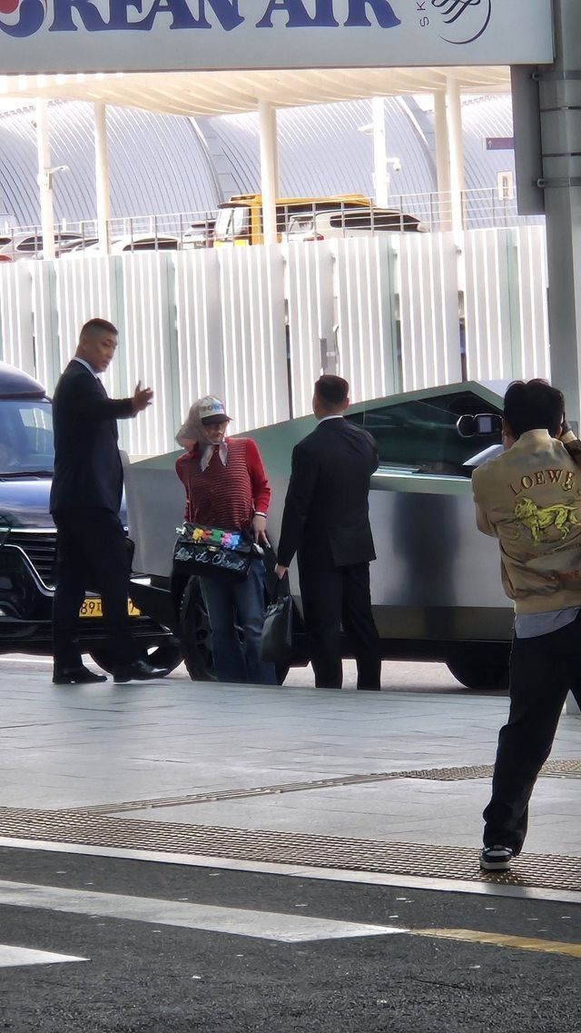 사이버트럭-GD.jpg 인천공항에 사이버 트럭 타고 온 지드래곤