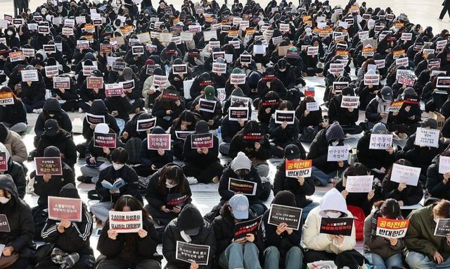 동덕여대생들 침묵시위중 ㅋㅋ