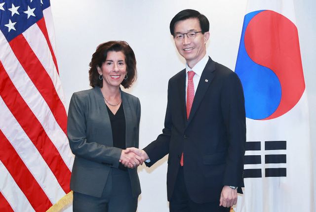 악수하는 한미 산업장관<YONHAP NO-2973>