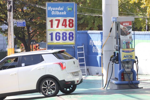 주유소 휘발유 가격 3주 연속 하락<YONHAP NO-2043>
