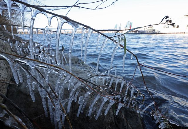 한파가 만든 고드름<YONHAP NO-4565>