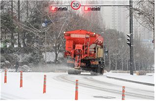 제설작업차량 염화칼쓤 살포