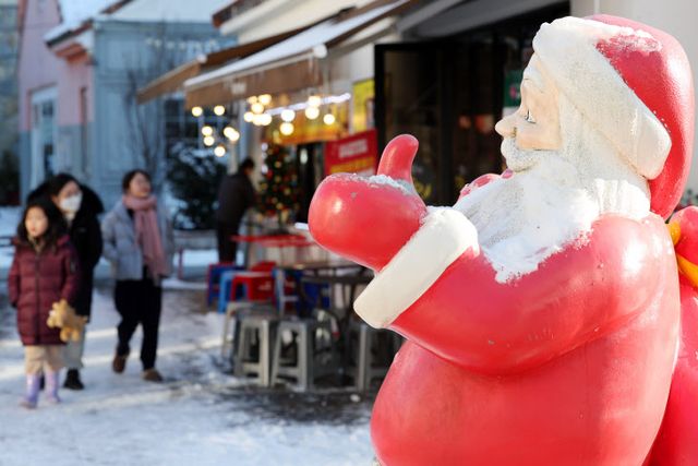 성탄절 분위기 풍기는 담양 메타프로방스<YONHAP NO-2346>
