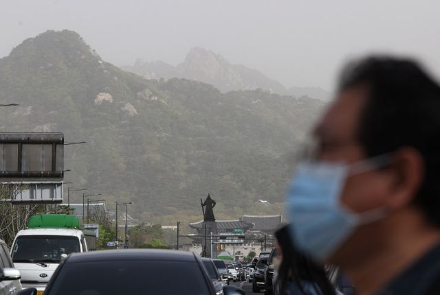 미세먼지 속 북악산<YONHAP NO-1908>