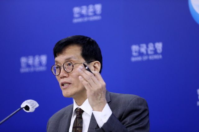 금융통화위원회 금리 결정 기자간담회 하는 이창용 총재