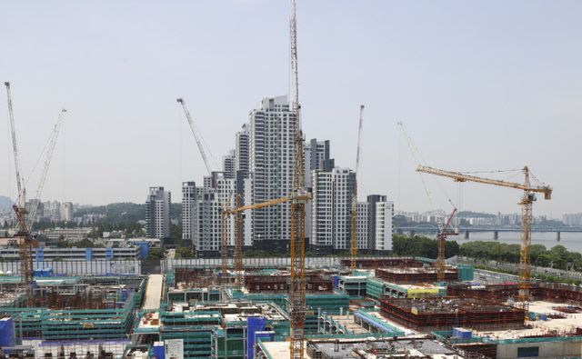 서울의 한 아파트 공사현장. [연합]