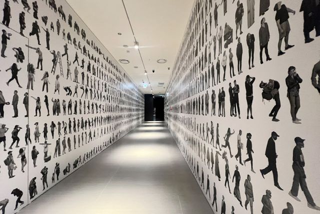 제이알의 한국 첫 대규모 개인전 ‘JR: CHRONICLES’ 전경(사진