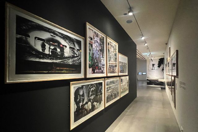 제이알의 한국 첫 대규모 개인전 ‘JR: CHRONICLES’ 전경(사진