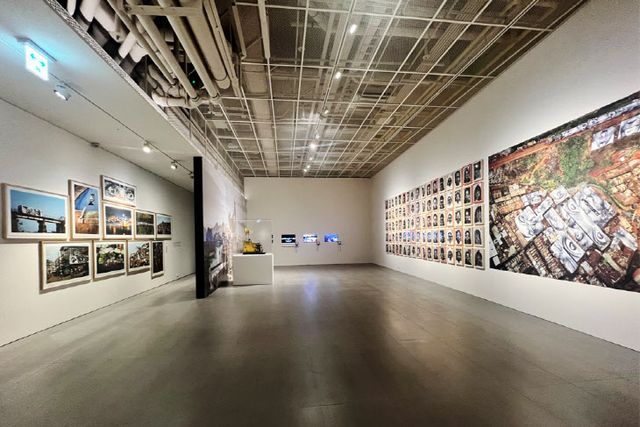 제이알의 한국 첫 대규모 개인전 ‘JR: CHRONICLES’ 전경(사진