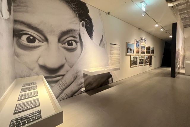 제이알의 한국 첫 대규모 개인전 ‘JR: CHRONICLES’ 전경(사진