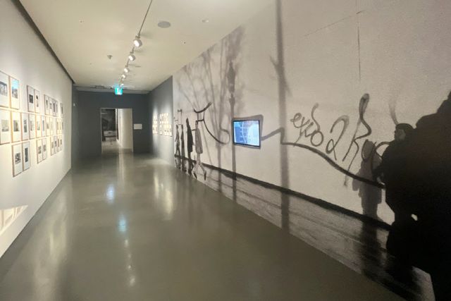 제이알의 한국 첫 대규모 개인전 ‘JR: CHRONICLES’ 전경(사진