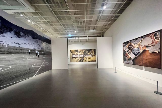 제이알의 한국 첫 대규모 개인전 ‘JR: CHRONICLES’ 전경(사진