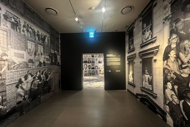 제이알의 한국 첫 대규모 개인전 ‘JR: CHRONICLES’ 전경(사진