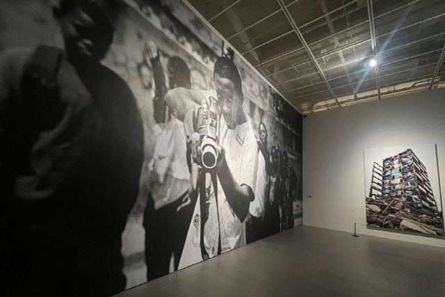 제이알의 한국 첫 대규모 개인전 ‘JR: CHRONICLES’ 전경(사진