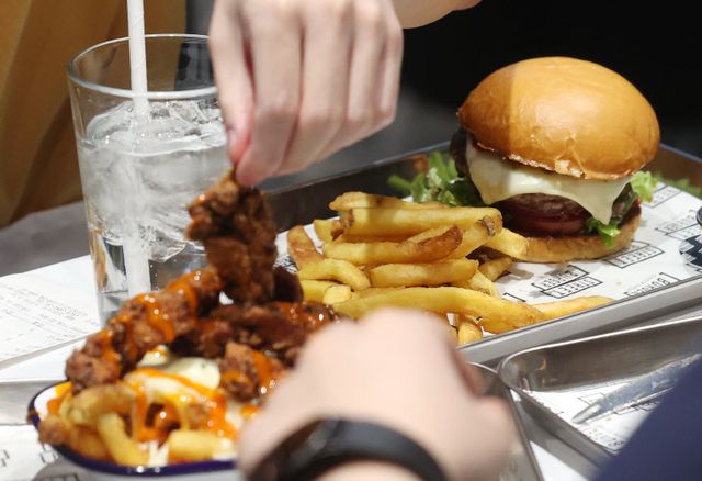 1만 원대 고든램지 버거 국내 상륙<YONHAP NO-3109>