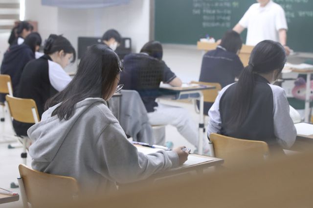 6월 모의고사 치르는 수험생<YONHAP NO-3061>