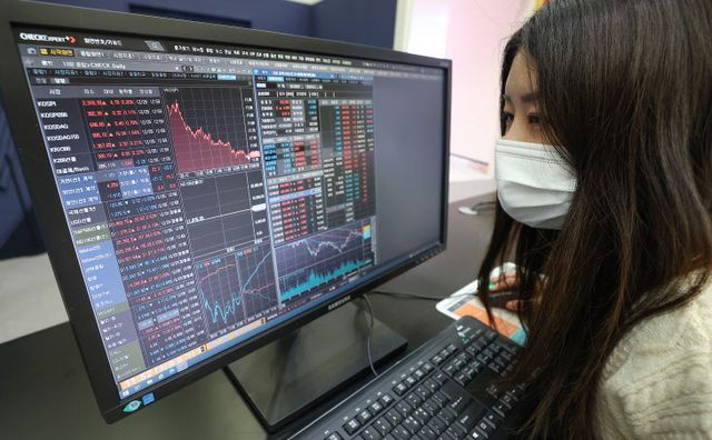 금융투자소득세 시행 시점 2년 연기<YONHAP NO-1253>