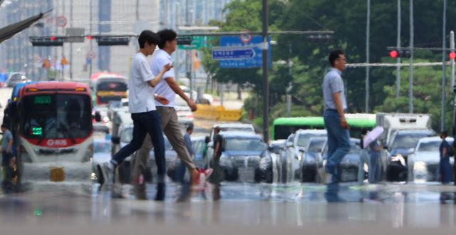 장마 끝나고 시작된 본격적인 더위<YONHAP NO-3260>