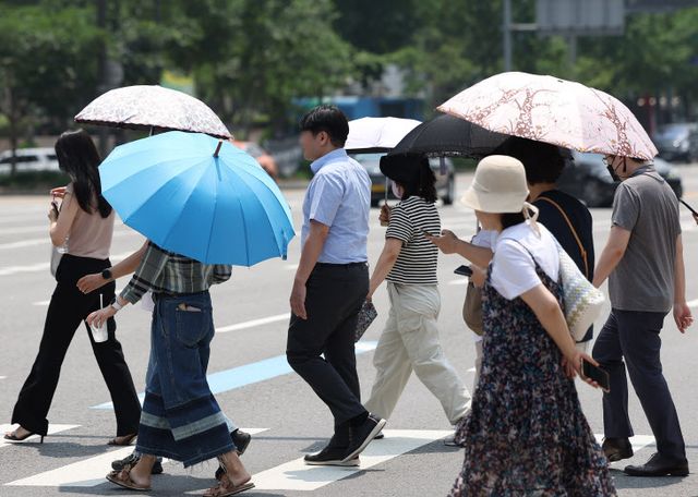 '찜통더위에 양산이 된 우산'<YONHAP NO-1866>