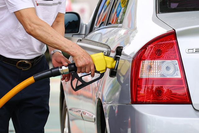 하락세 지속되는 휘발유·경유 가격<YONHAP NO-2560>