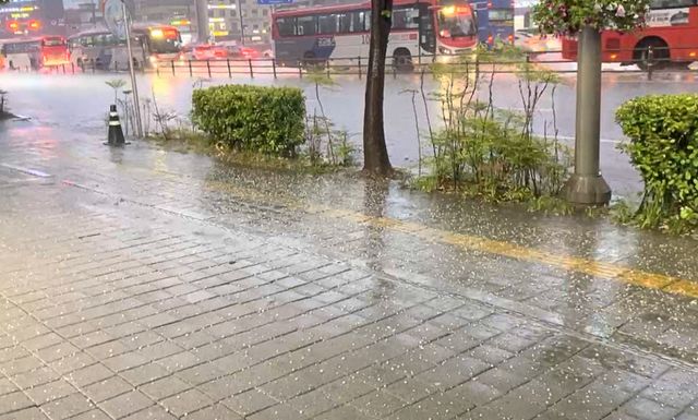 서울 동남부에 쏟아진 우박