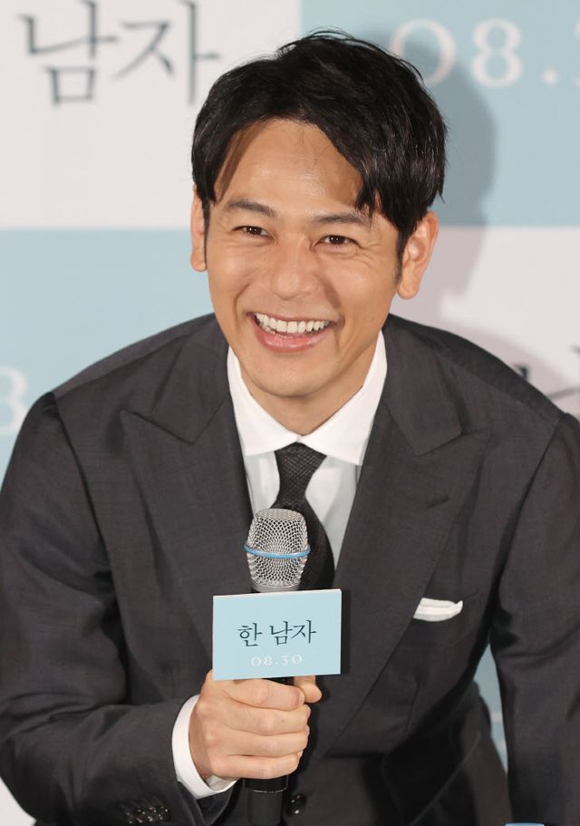 환하게 웃는 츠마부키 사토시