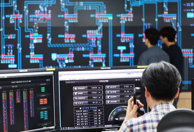 폭염에 전력 수요도 증가<YONHAP NO-1793>