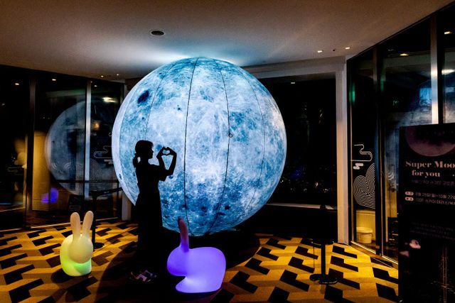 서울스카이 3m 크기의 대형달 조형물