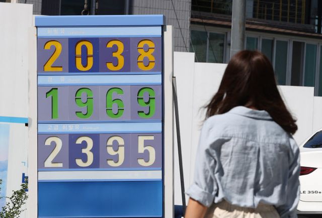 국제 유가 급등에 오르는 기름값<YONHAP NO-3122>