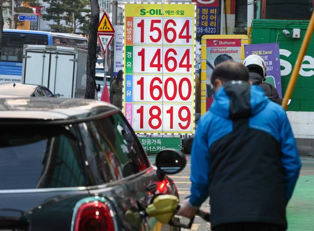 주유소 기름값 12주째 하락<YONHAP NO-2170>