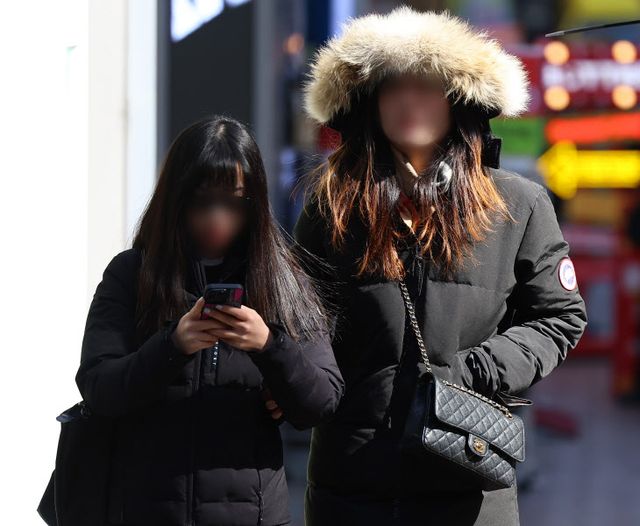 꽃샘추위에 두꺼운 패딩 옷차림