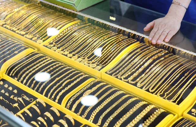 사상 처음으로 온스당 2천400달러선 넘은 금값<YONHAP NO-2691>