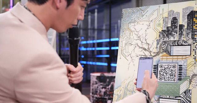 이정은 화가의 작품 속 QR코드를 찍어보는 MC 박기웅