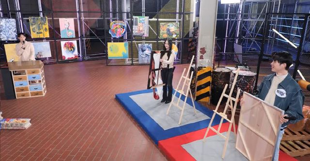 브리핑을 위해 무대로 나온 문진서 박수성 화가