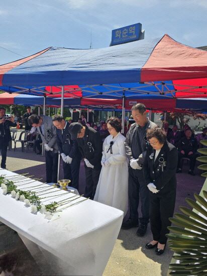 5.18 회원들의 헌화