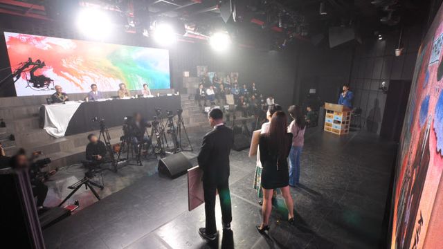 앨범커버 미션이 펼쳐진 스튜디오