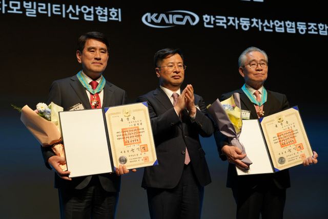 훈장 양희원사장, 강경성차관, 한도준 대표