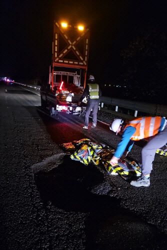 야간 보수 작업(대형 포트홀)