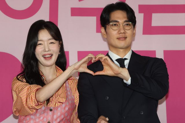 하트 만든 한선화-엄태구