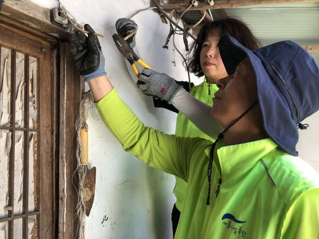 서울시설공단 임직원들이 독거 노인 가구 바움